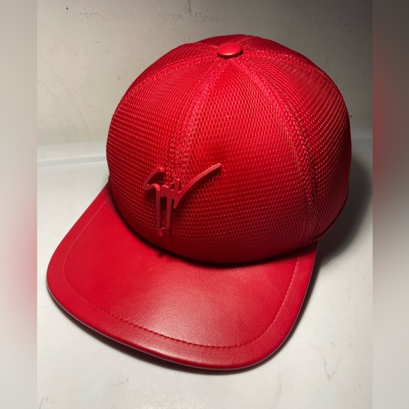 hat with logo made in Italia sz M